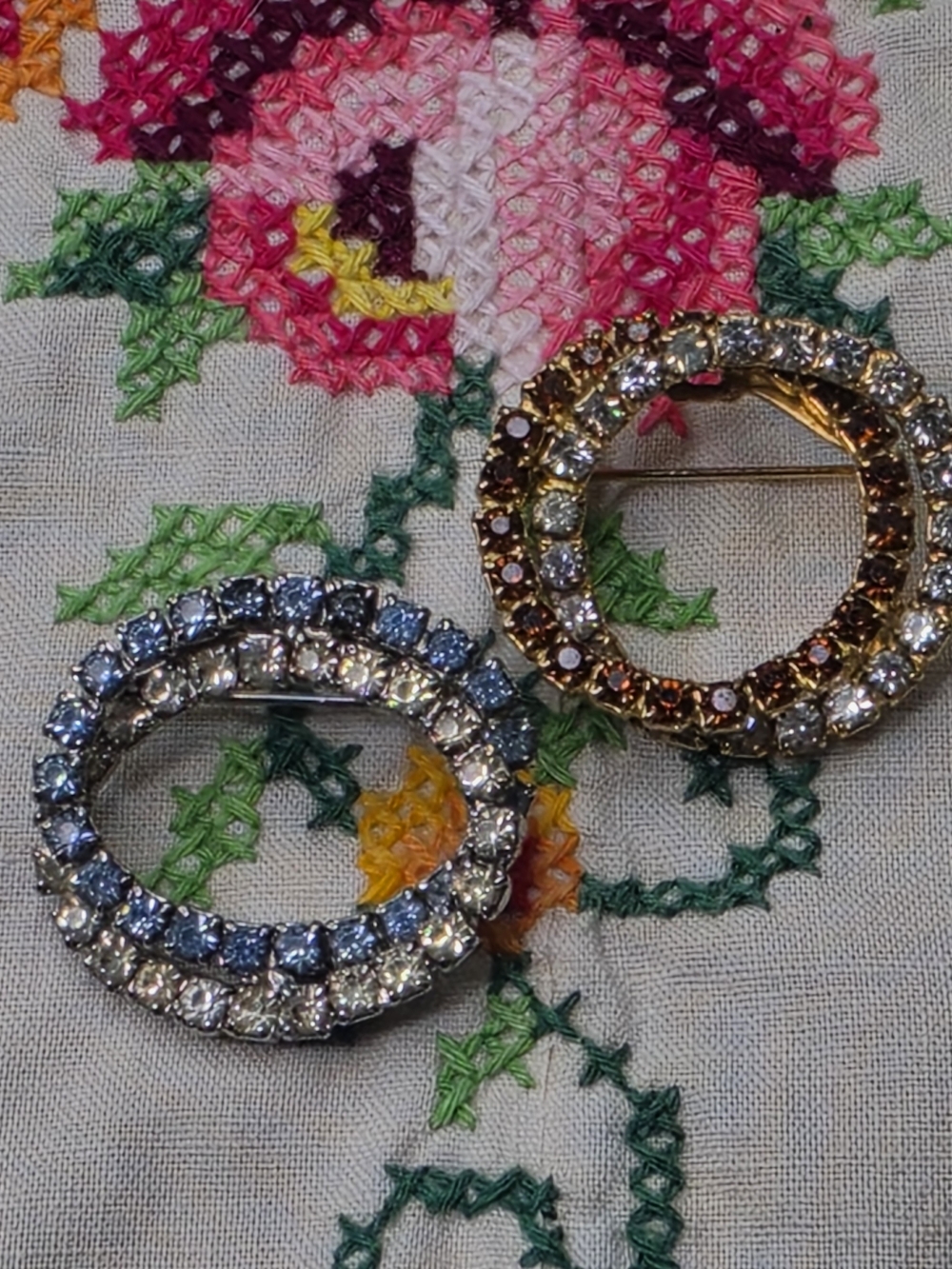 Vintage Entangled Circles Wreath Rhinestone Brooch Set Blue White Amber